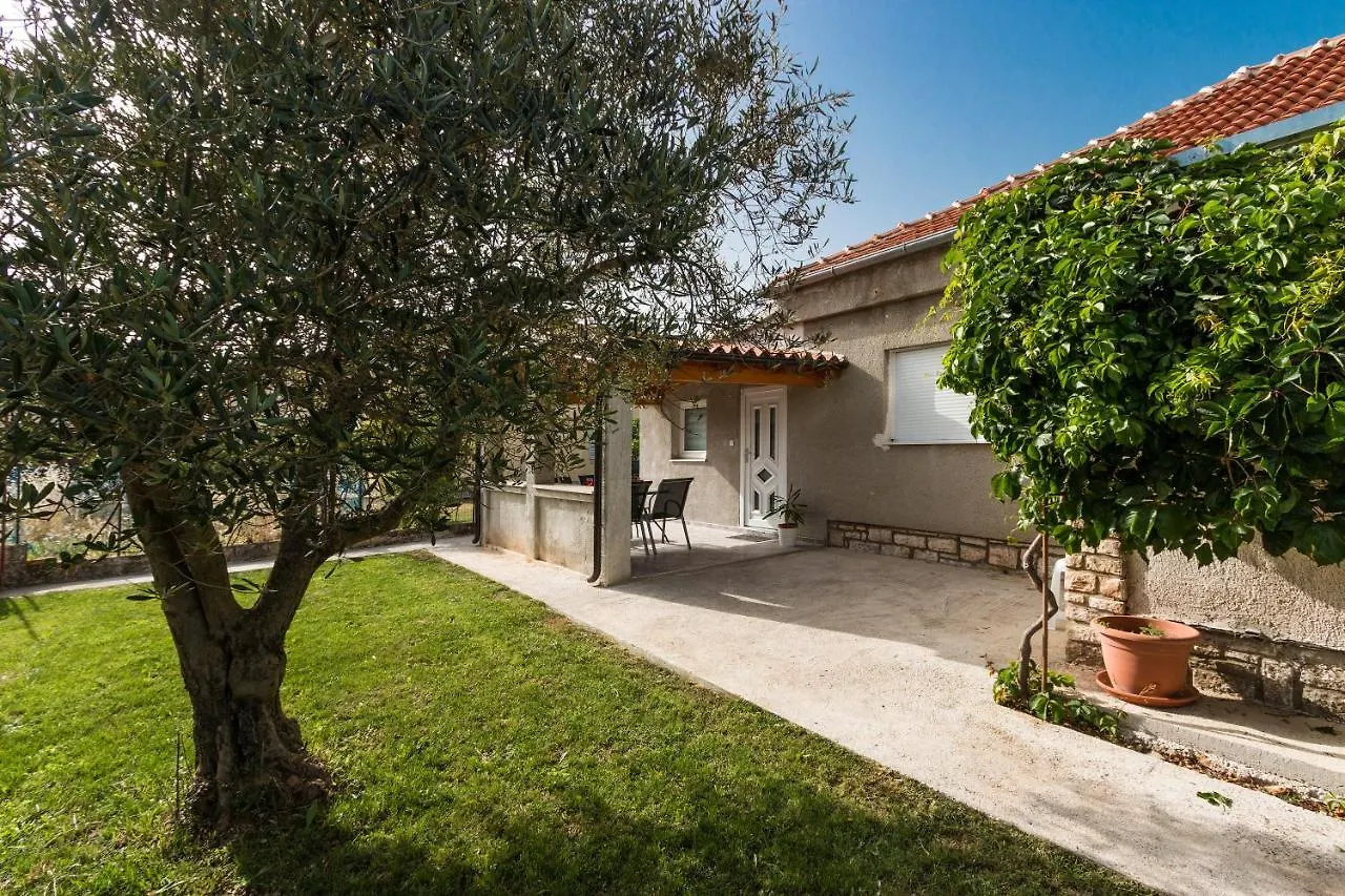 Holiday Apartment Near The Beach Fažana