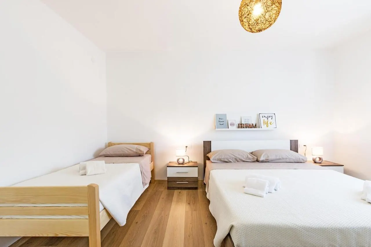 Holiday Apartment Near The Beach Fažana
